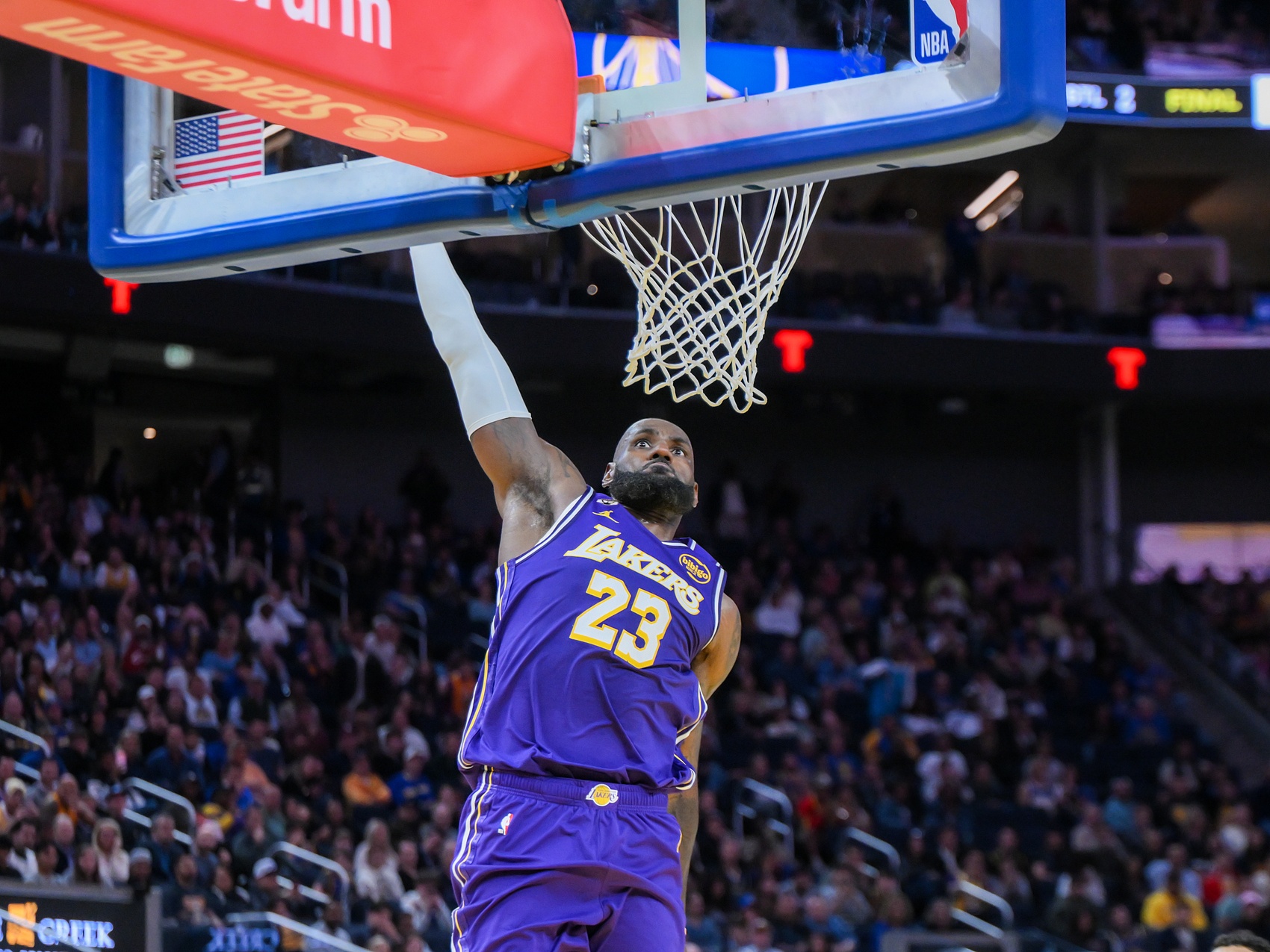 AG体育-生涯场均20+5+5赛季次数：詹姆斯23次断档领先 第二名仅10次